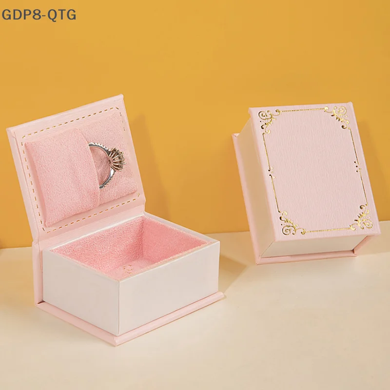 

Новинка, 1 шт., коробка для колец в форме книги с замшевой тканевой подкладкой, креативная откидная крышка, магнитный держатель для колец, серьги, чехол для ювелирных изделий, доступ