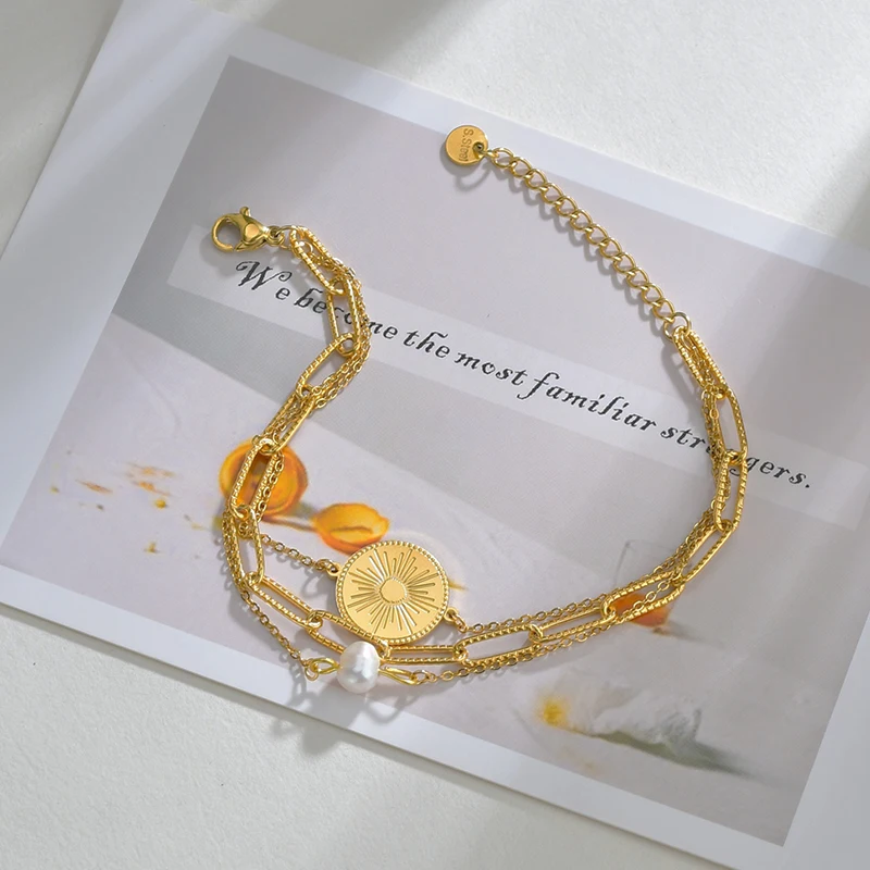 Kissmoon Bohemia Dreischichtiges Sunburst Runde Plakette Imitationsperle Edelstahl Goldfarbenes Armband für Frauen Schmuck Geschenke