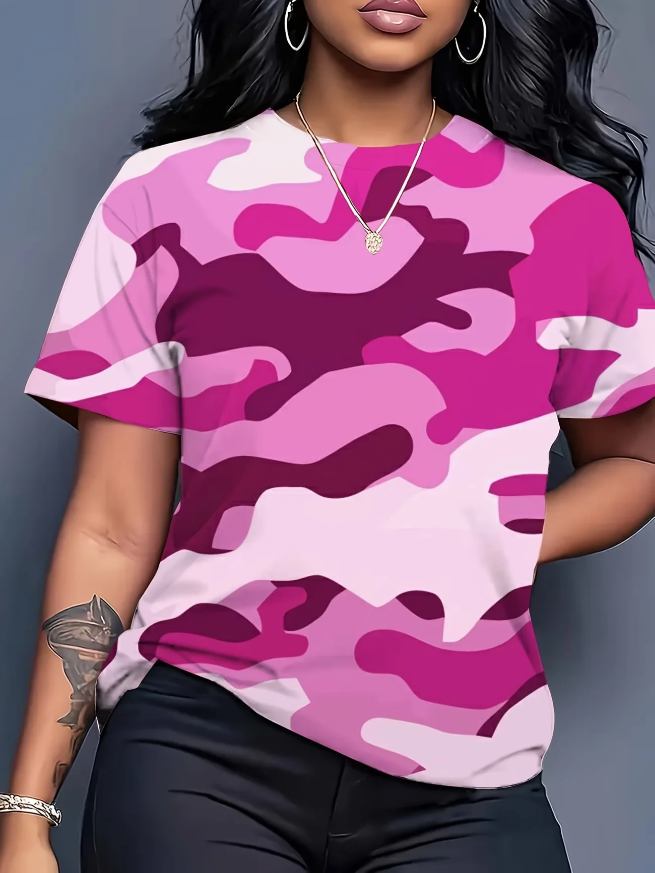 Estampa Camuflada Rosa Vibrante — Estilo Ousado e Feminino. Combina com calças ou saias para um visual casual marcante e atraente que combina e confere um toque especial.
