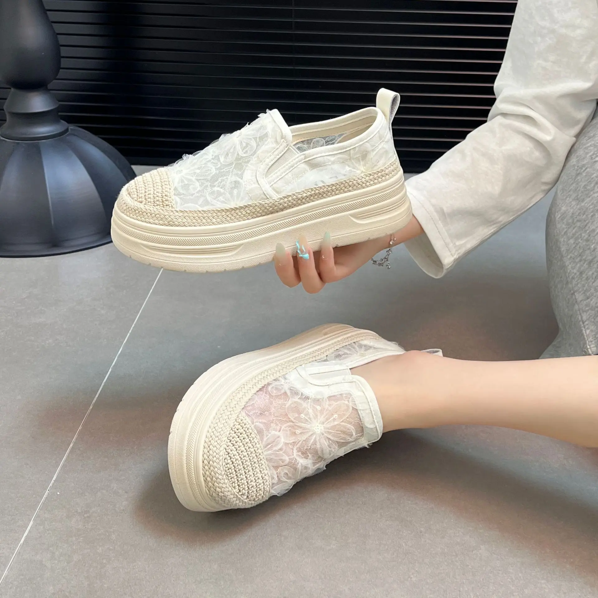 HKDQ Women's Slip-On Sneakers Round Toe Platform Heel Lace-Look Upper Casual Fashion Trendy Daily Footwear Floral Detail