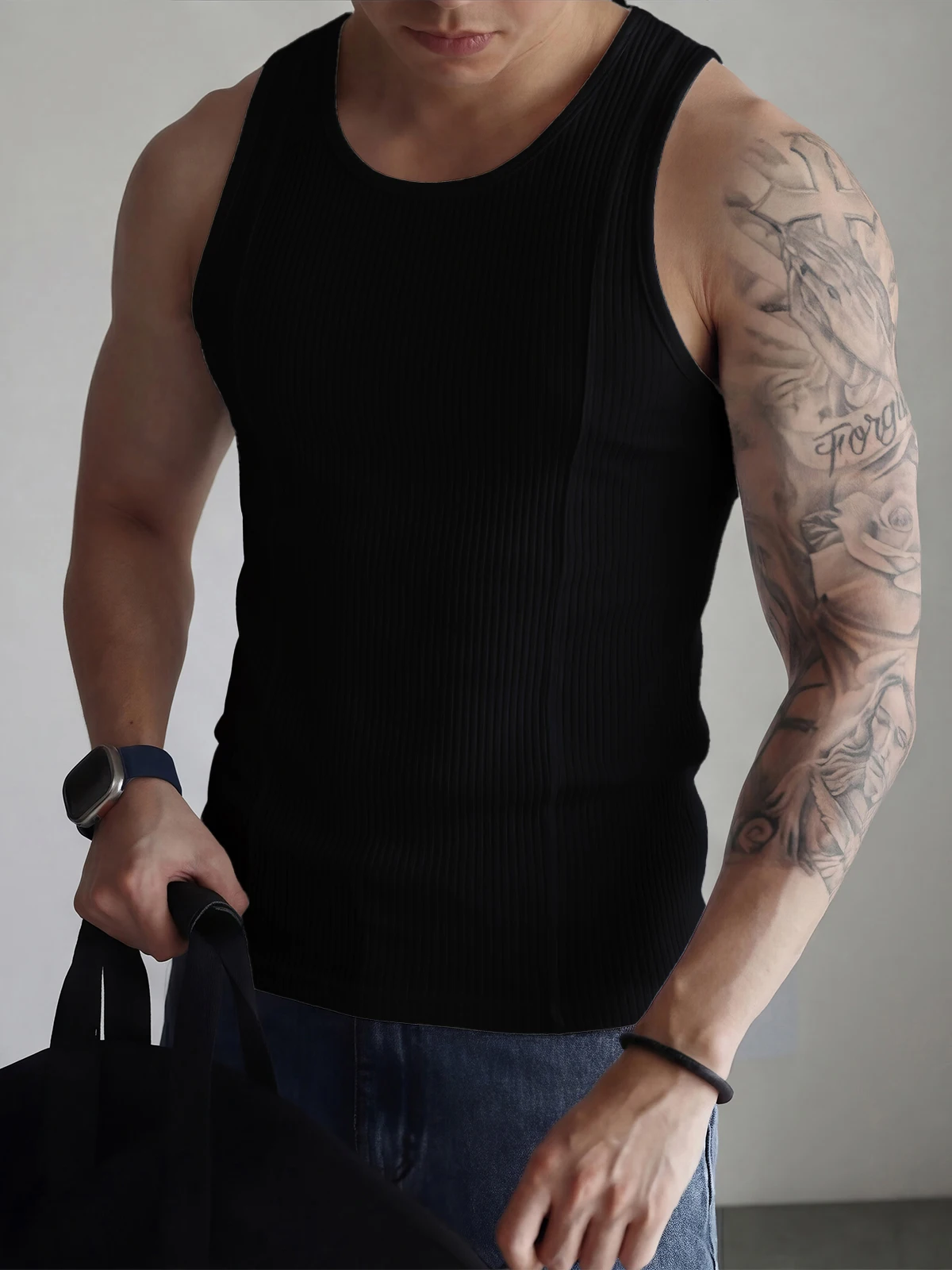 

Мужская спортивная майка Davidme Black Slim Fit: трикотажная безрукавка для фитнеса, подчеркивающая мускулатуру, дышащая, влагоотводящая.