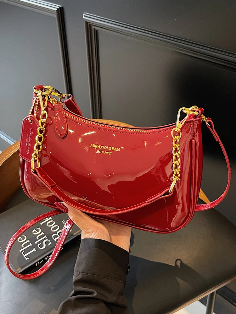 

Женская сумка на плечо из лакированной кожи в стиле ретро, бордовая, высококачественная сумка через плечо с буквенными цепочками, трендовая текстура, сумка на молнии под мышками