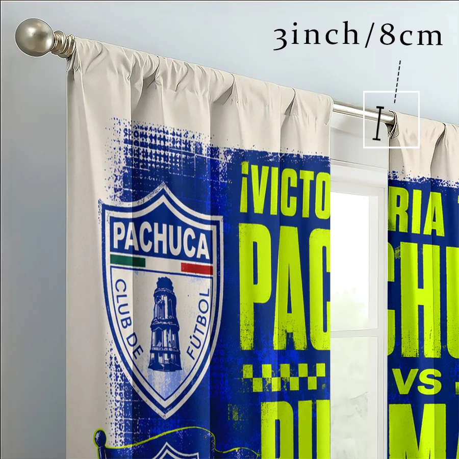2 cortinas con estampado artístico grunge del partido de fútbol Pachuca vs Pumas, con insignias de los equipos, bandera del equipo, balón de fútbol, estadio y marcador final.