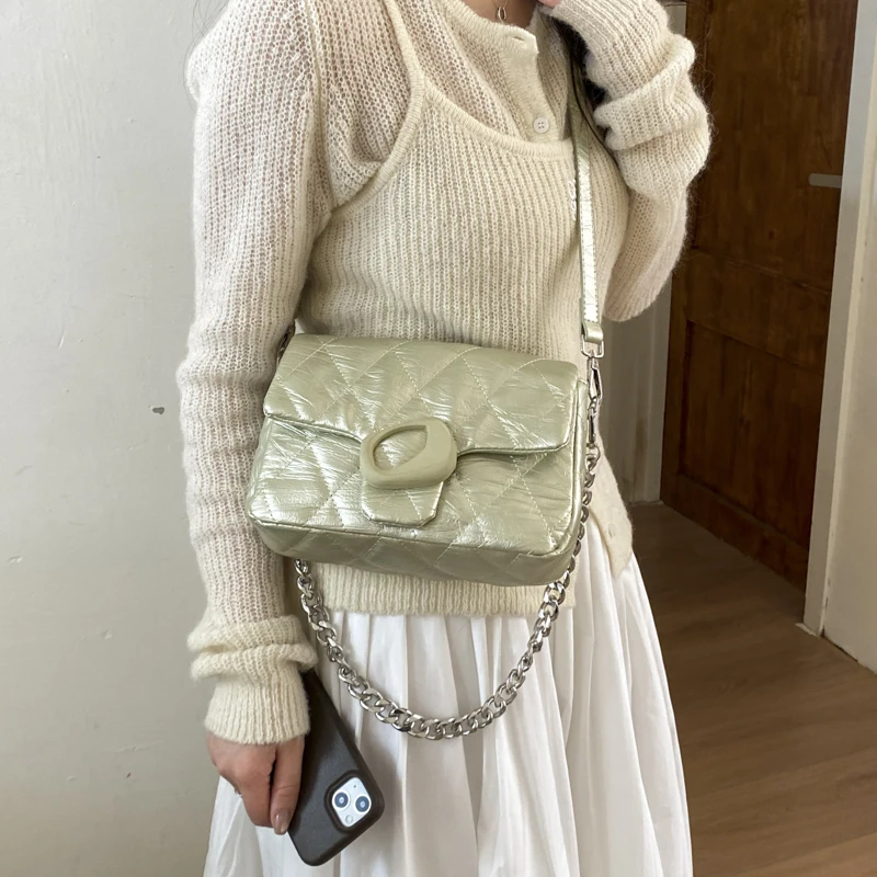 

Маленькие кожаные сумки кросс-боди для женщин 2026: модные люксовые мини-сумки через плечо с цепочкой для путешествий и повседневного использования