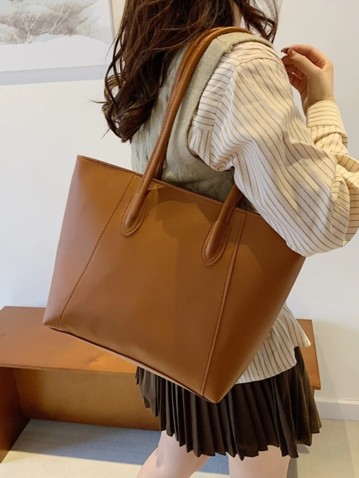 حقيبة يد نسائية عصرية كبيرة السعة، حقيبة كتف بسيطة غير رسمية، موديل 2024 الجديد، حقيبة للتنقل اليومي من الجلد الصناعي #3