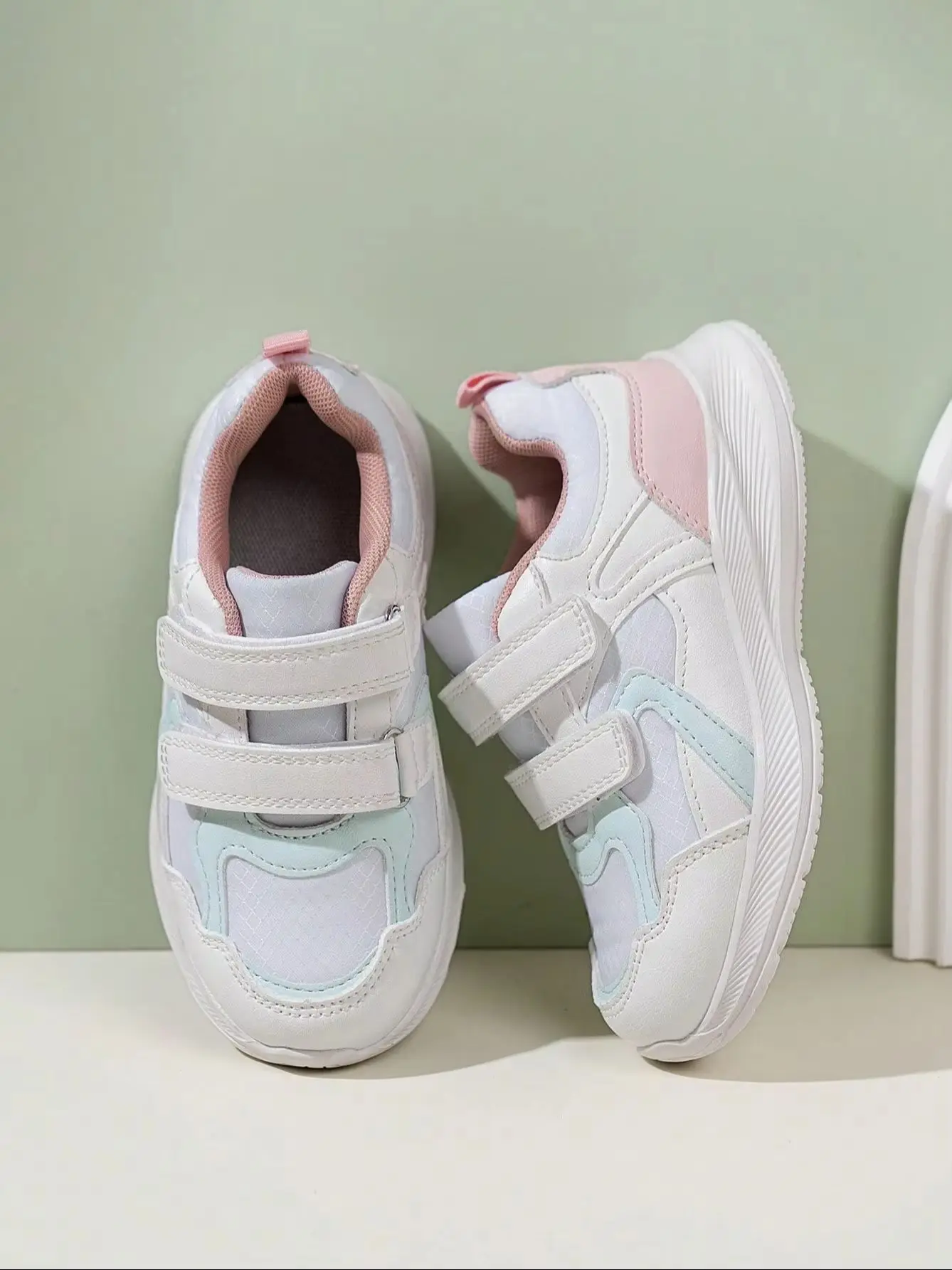New Kids Casual Sneakers, with unique color matching design. Lightweight, breathable, wear-resistant and anti-slip, suitable for