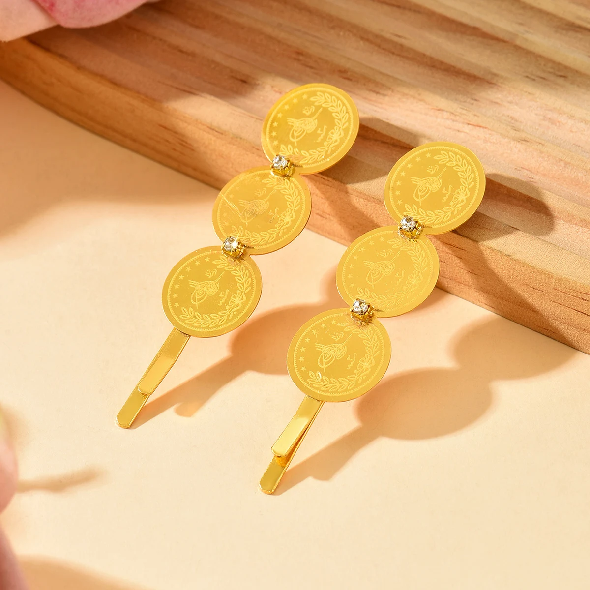 Fashionable Gold-Tone Bride Hair Clip with Coin Carving for Wedding Party Holiday Ladies Headwear Stylish Hair Accessories image 5