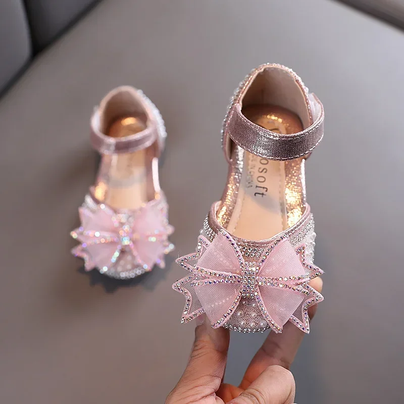 

2025 Summer New Girls Shoes Closed Toe Sandals Rhinestone Princess Shoes Baby Dance Wedding Shoes Casual Flat Sandals