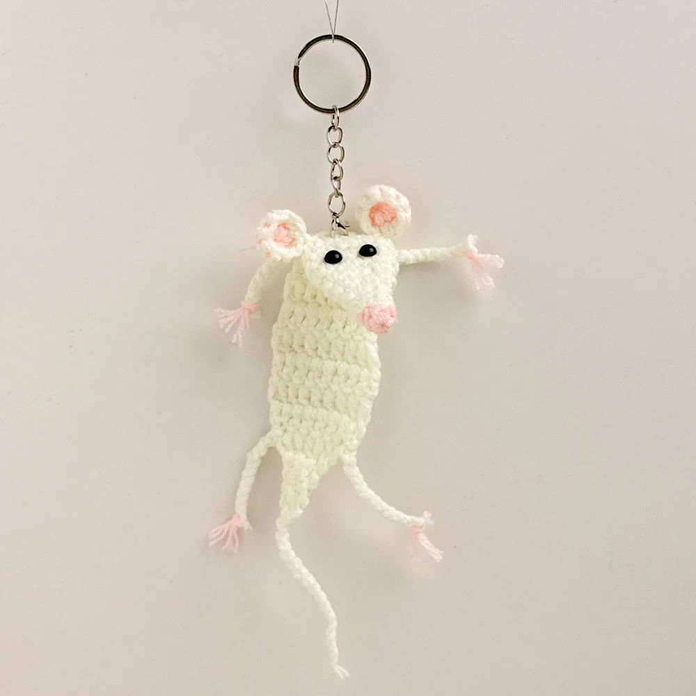 Lustiger gehäkelter Maus-Anhänger, handgemachter gestrickter Maus-Schlüsselanhänger, niedlicher Tier-Anhänger für den Rucksack. – Detail 4