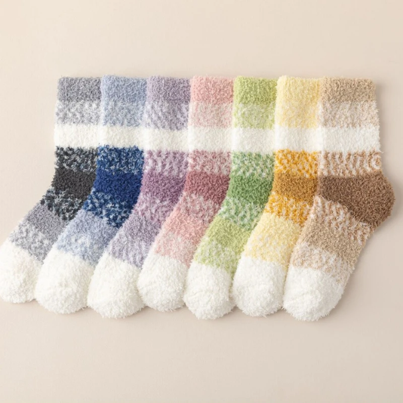 1/7 Paar gestreifte, lässige, bequeme, farbblockierte Damensocken, neue dicke, warme Bodensocken für den Winter, modische, vielseitige Socken