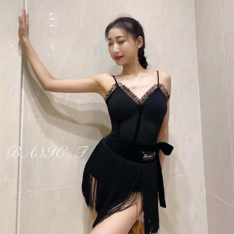 Ensemble de robe de danse latine personnalisée avec dentelle, combinaison dos nu, ceinture en velours, pompon crypté, écharpe de hanche, jupe courte pour femmes