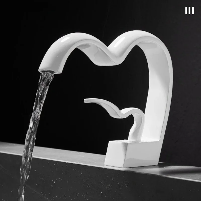 Luxury brass heart-shaped basin faucet bathroom bathroom cabinet under counter basin hot and cold water faucet splash-proof