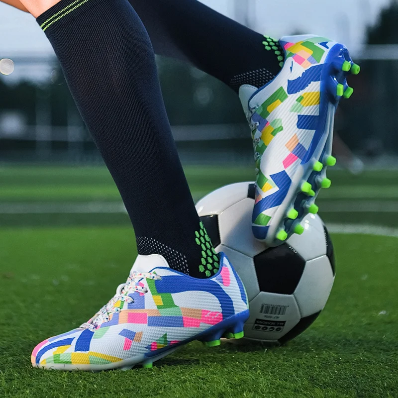 Nuevos zapatos de fútbol coloridos para hombres, botas de fútbol para exteriores, botines de fútbol profesionales con picos largos para entrenamiento ligero, botines de fútbol para hombres