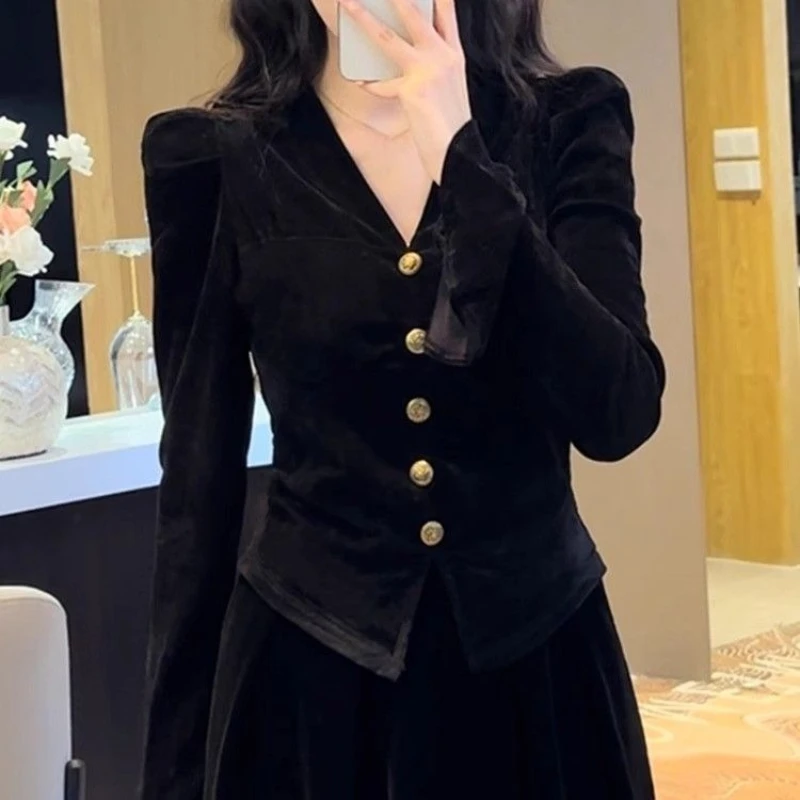 

Женская черная бархатная верхняя рубашка во французском стиле с v-образным вырезом и расклешенными рукавами, женские тонкие элегантные велюровые топы