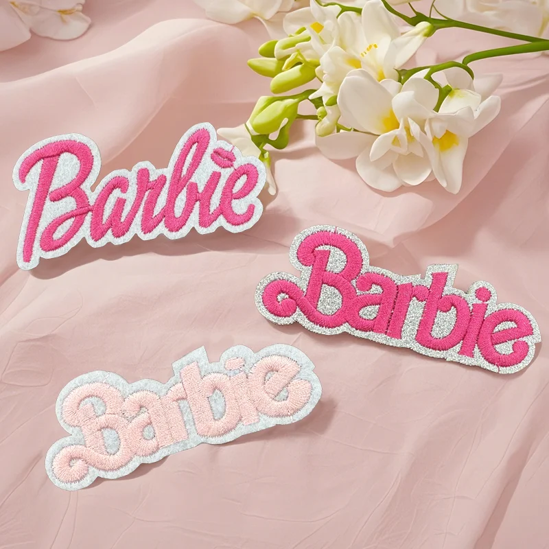 5pcs 애니메이션 Kawaii 자수 핑크 귀여운 바비 파우더 플랫 자수 패치 스티커 영어 바비 스티커 스티커 Diy 장난감 선물