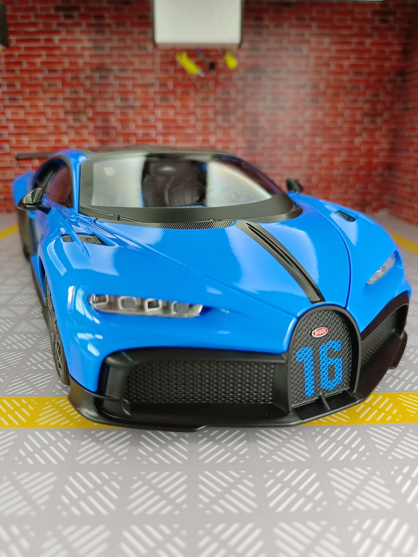 

1:18 Large track version of alloy car model ornaments pull back acousto-optic children's toy car birthday gift with rich details
