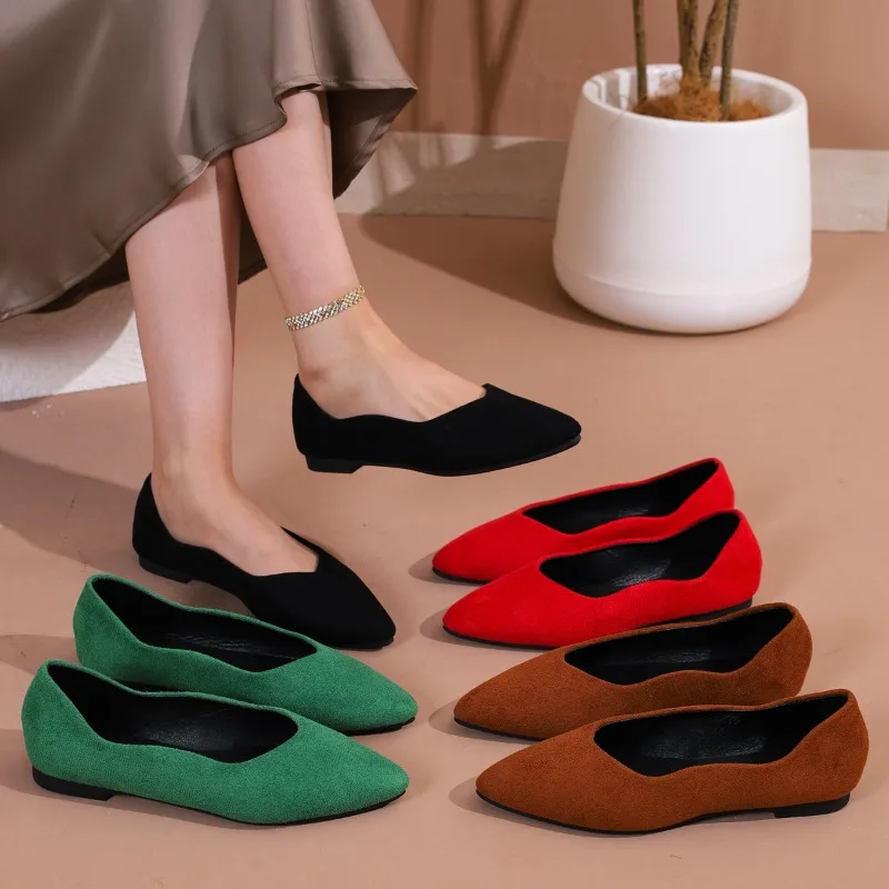 

2025 Hot Seller Autumn New Pointed Soft Bottom Outerwear Shallow Mouth Large Size 36-43 Casual Flat Bean Women's Singles Shoes