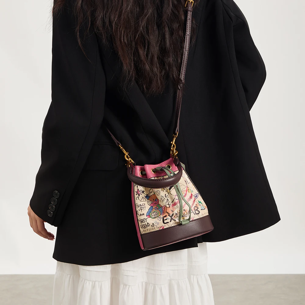 Women's handbag 2026 autumn and winter new item, versatile daily, light luxury, one shoulder bucket bag, graffiti bear, fashiona