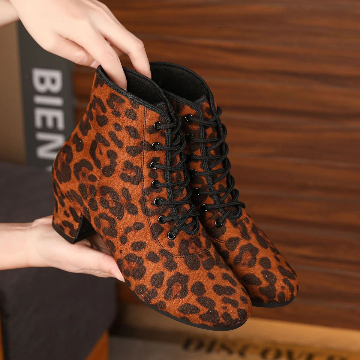 女性用ラテンダンスブーツローヒールクローズトゥ社交タンゴパフォーマンス練習指導ダンスシューズヒョウアウトドアソール