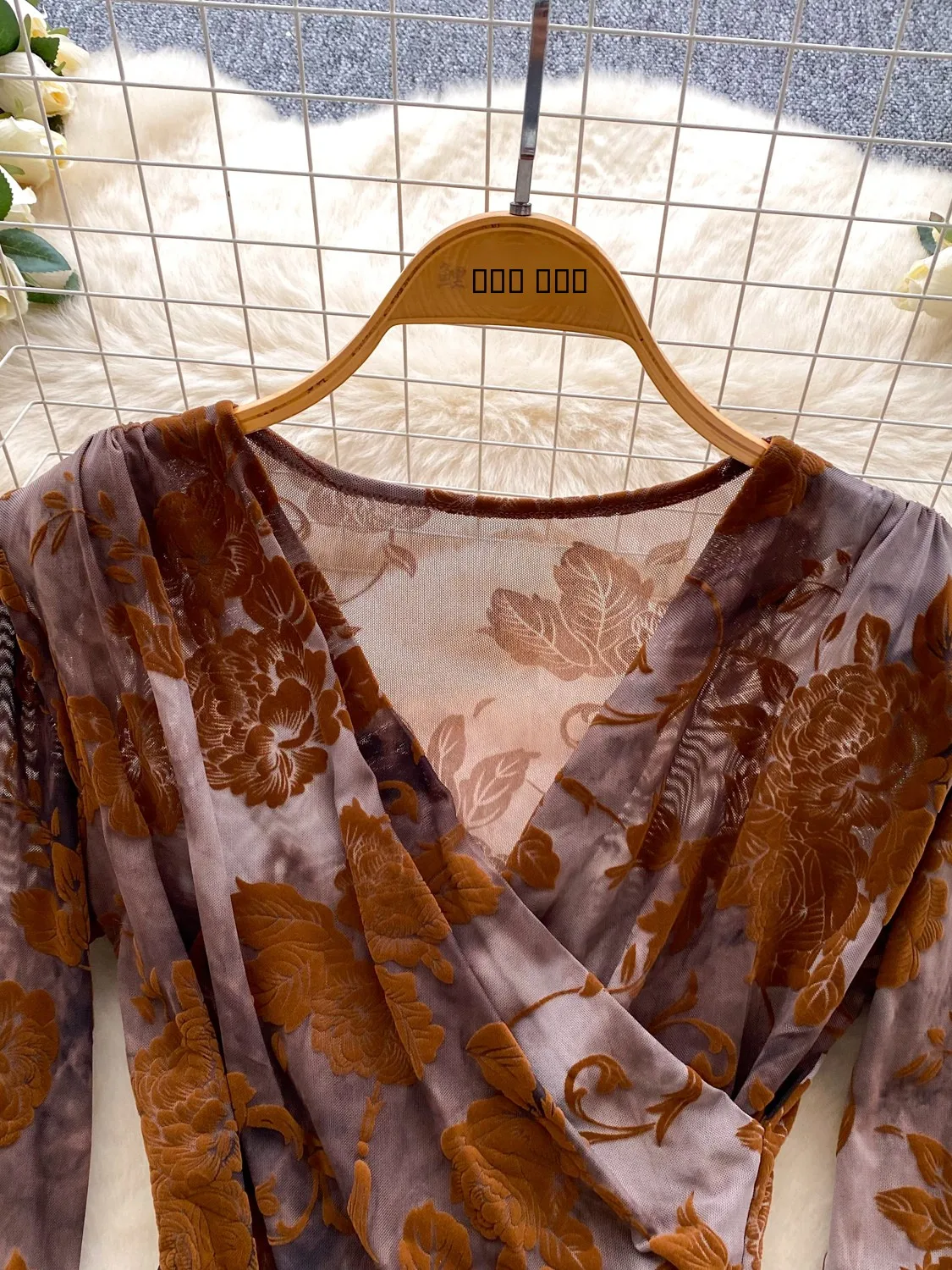 เสื้อยืดแขนยาวผ้ากำมะหยี่ลายวอเตอร์มาร์คสไตล์เรโทร ทรงวี คอวี ทรงเข้ารูป เหมาะสำหรับใส่เป็นเสื้อตัวใน สำหรับสาวๆ วัยรุ่น สไตล์เกาหลี แฟชั่นเกาหลี