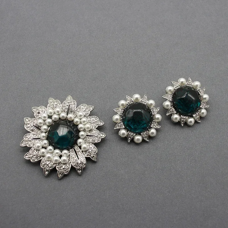 European and American Vintage Retro Middle Ages Pearl Green Jelly Glass Sunflower Sunflower Ear Clip Brooch Set