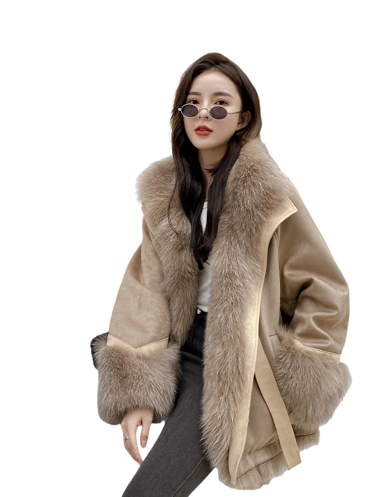 

The 2025 new mid-length women's coat with a fox-like fur inner liner is designed to overcome the problem of short women