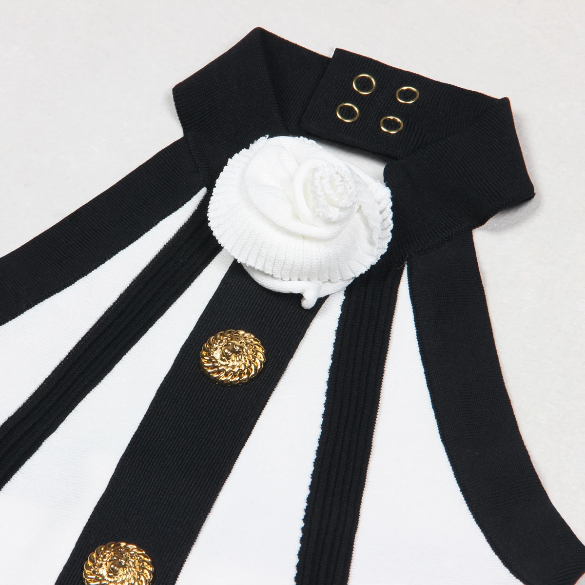 Letnia sukienka bez rękawów w stylu europejskim i amerykańskim, dopasowana, dzianinowa, z dekoltem typu halter, z plisowaną spódnicą z zamkiem błyskawicznym z tyłu.