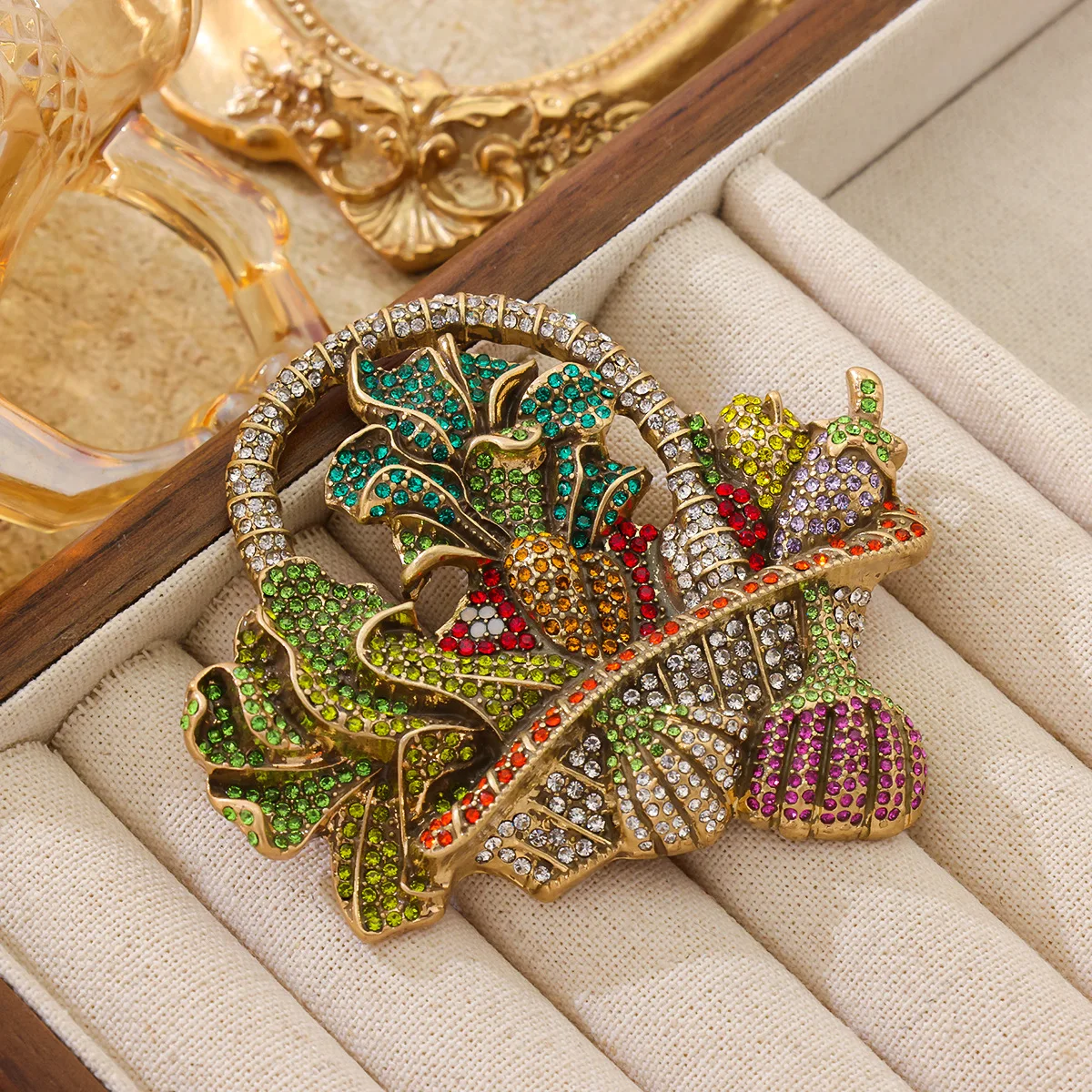 Heavy industry colored diamond fruit basket brooch retro old alloy diamond brooch coat suit булавки accessories