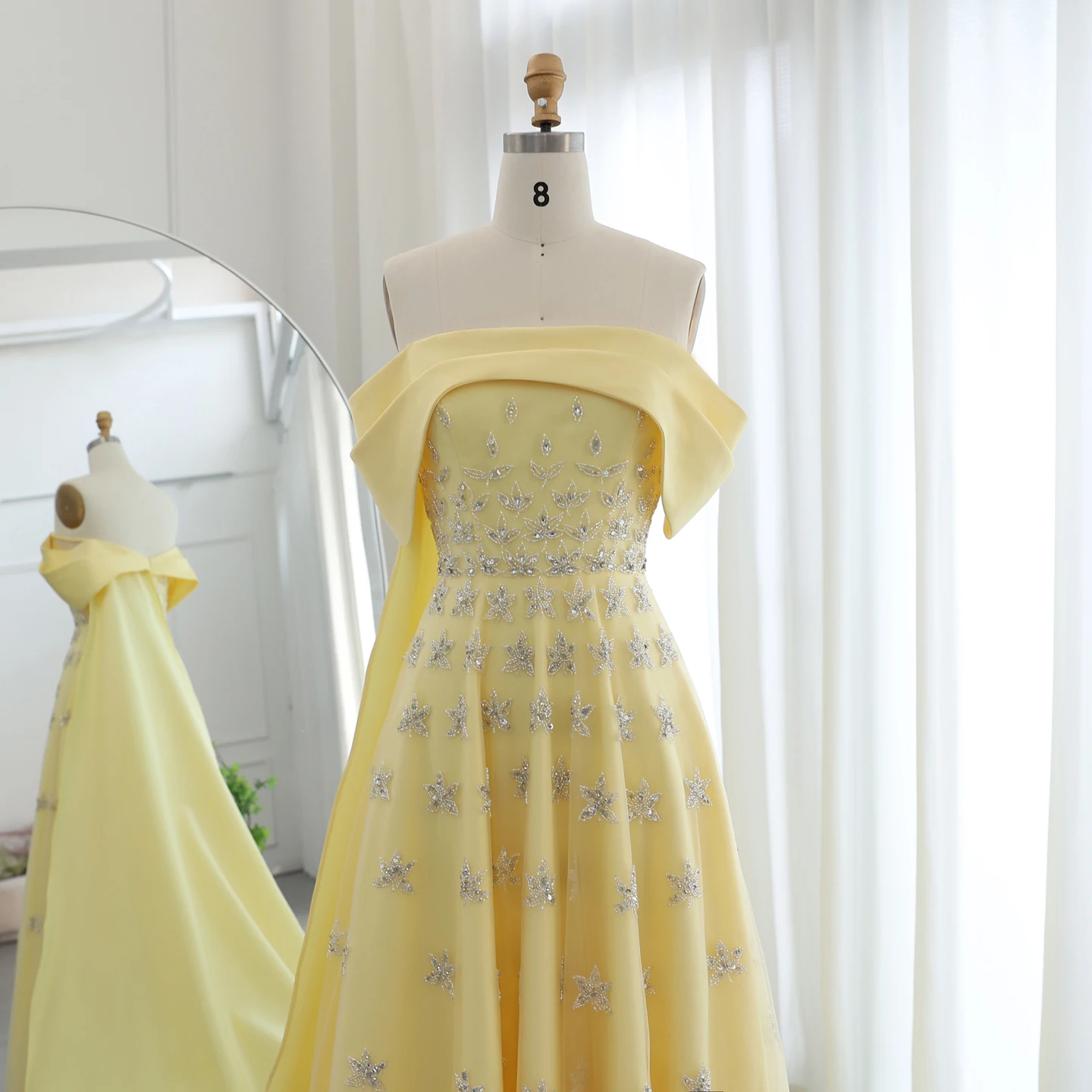 Sharon Said Luxuriöses gelbes Satin-Abendkleid aus Dubai mit Cape, schulterfrei, für arabische Frauen, Hochzeitsfeierkleider SS455, maßgeschneidert – Detail 8