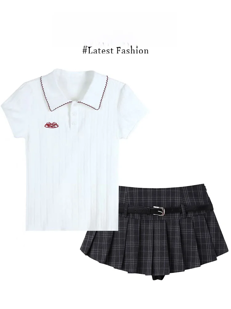 

Комплект из двух предметов для молодых женщин: футболка с коротким рукавом в студенческом стиле и плиссированная юбка в клетку