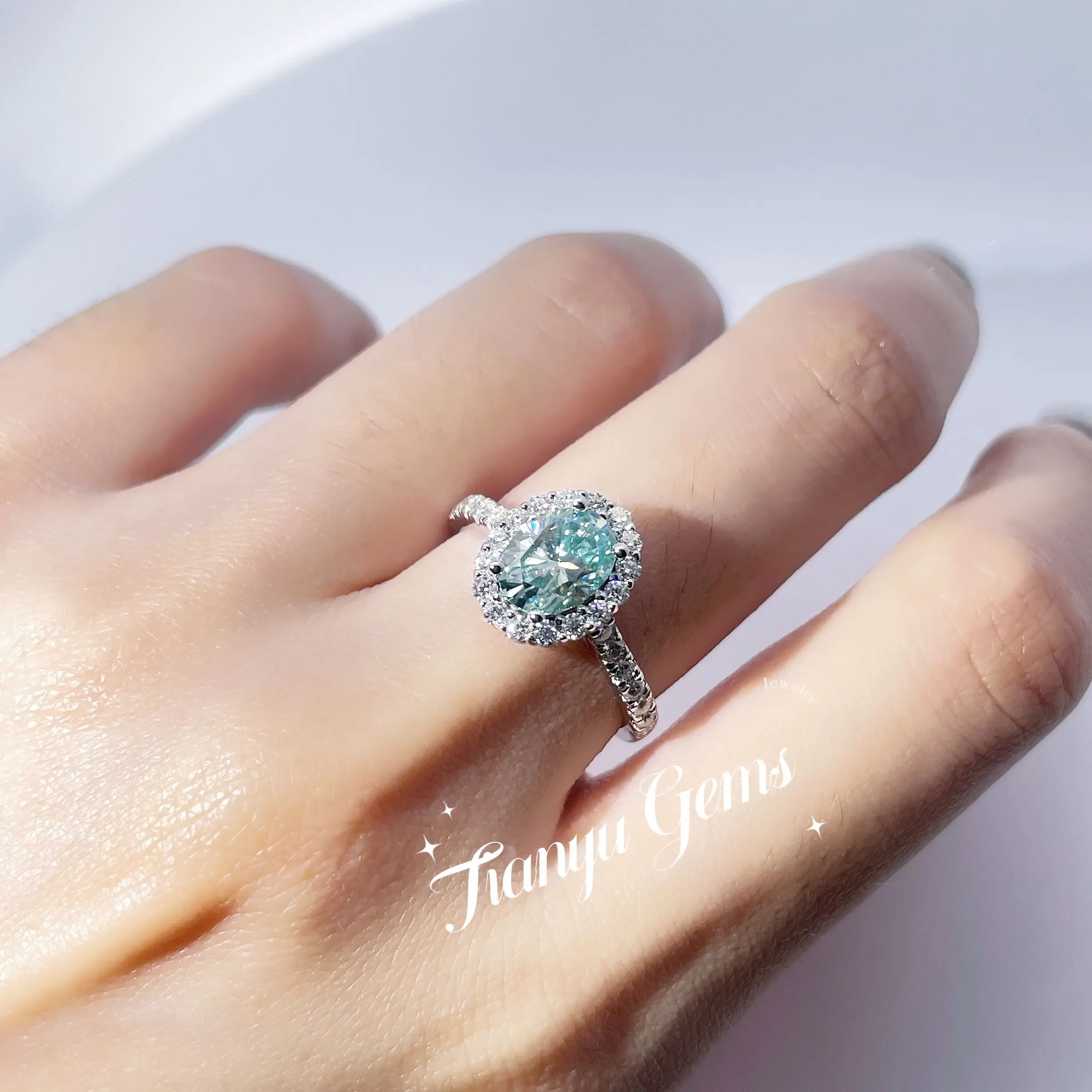 Tianyu Gems 6x8mm Oval Blue Moissanite Halo Engagement Ring DEF White Stone Women 10k 14k 18k Au750 Real White Gold Wedding Ring