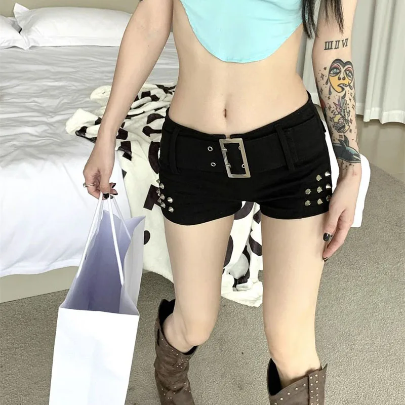 Pantaloncini di jeans a vita bassa neri sexy Hot Girl Donna American Retro Elastico Slim Jeans ultracorta Pantaloncini di jeans con rivetti gotici Y2K