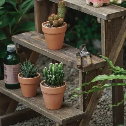 Трехслойная ступенчатая маленькая подставка для цветов из массива дерева, старый балкон в стиле ретро, садовая стойка для растений в горшках у стены