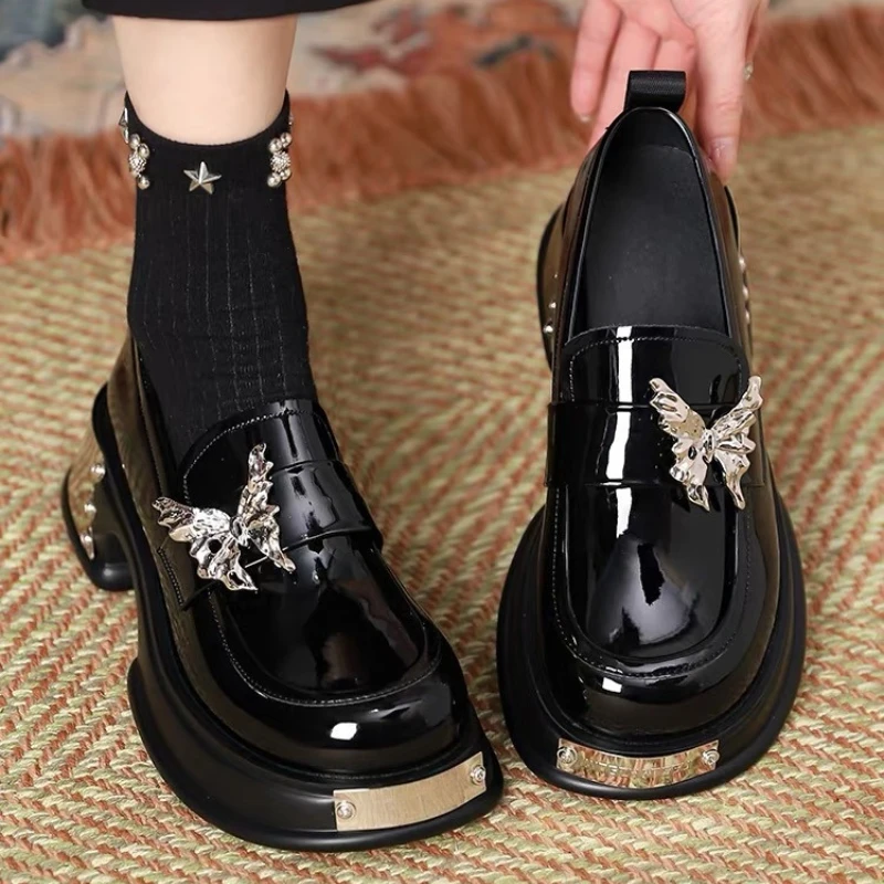 

Модные женские лоферы на толстой подошве с металлической бабочкой, маленькие кожаные туфли в британском стиле, модельные туфли на платформе, женские туфли