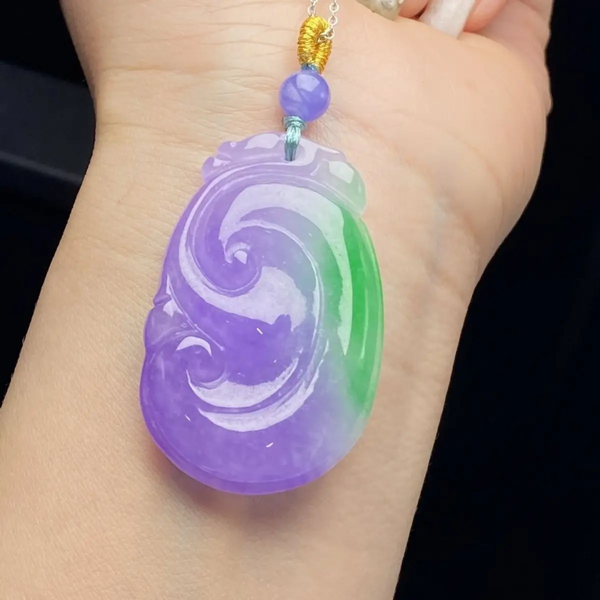 

Jade glutinous violet floating green Ruyi material is delicate, fine engraving size: 45x29x6.3mm