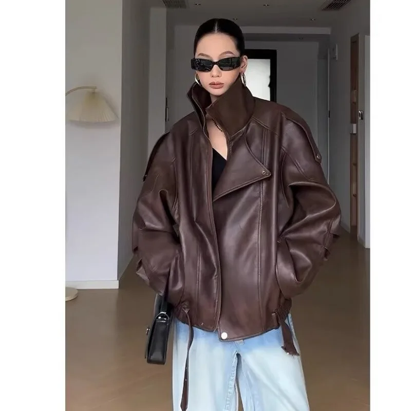 

Кожаная куртка кофейного цвета в стиле ретро, новая свободная и утягивающая куртка с воротником, мотоциклетный костюм, короткий топ2025