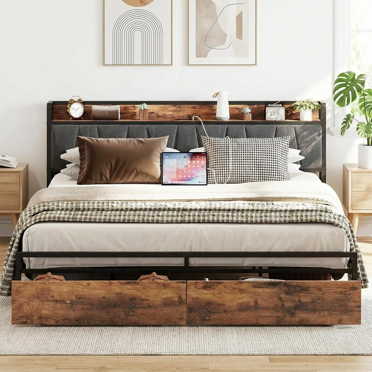 

Кровать размера King Size с изголовьем для хранения, зарядной станцией и выдвижными ящиками - Промышленная кровать-платформа коричнево-серого цвета