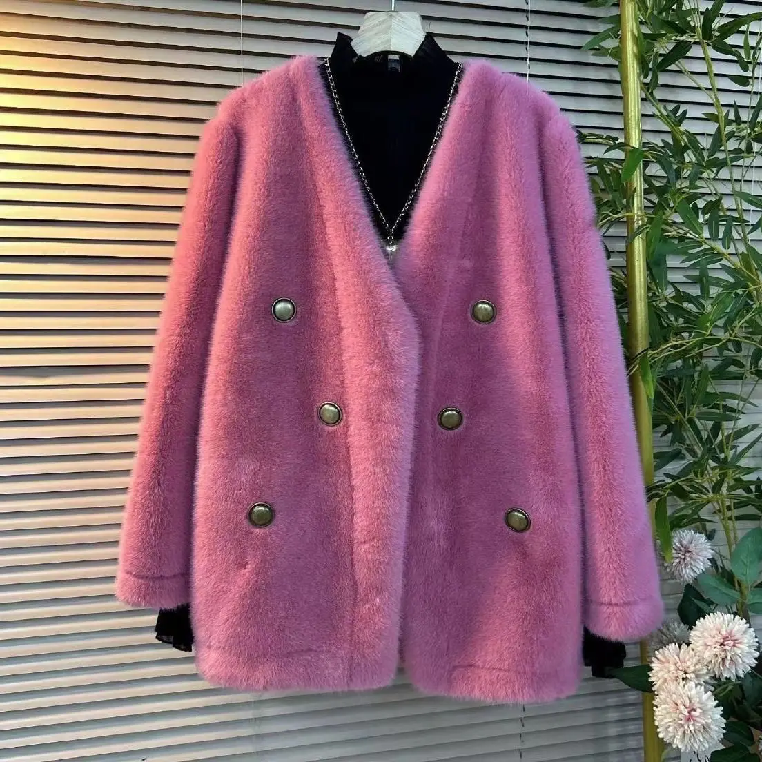 Weißer Pelzmantel für Frauen, 2025, Herbst und Winter, neuer Stil, kurzes Kunstpelz, Plüsch, kragenloses Oberteil, verdickt, warme Trend-Pelzjacke