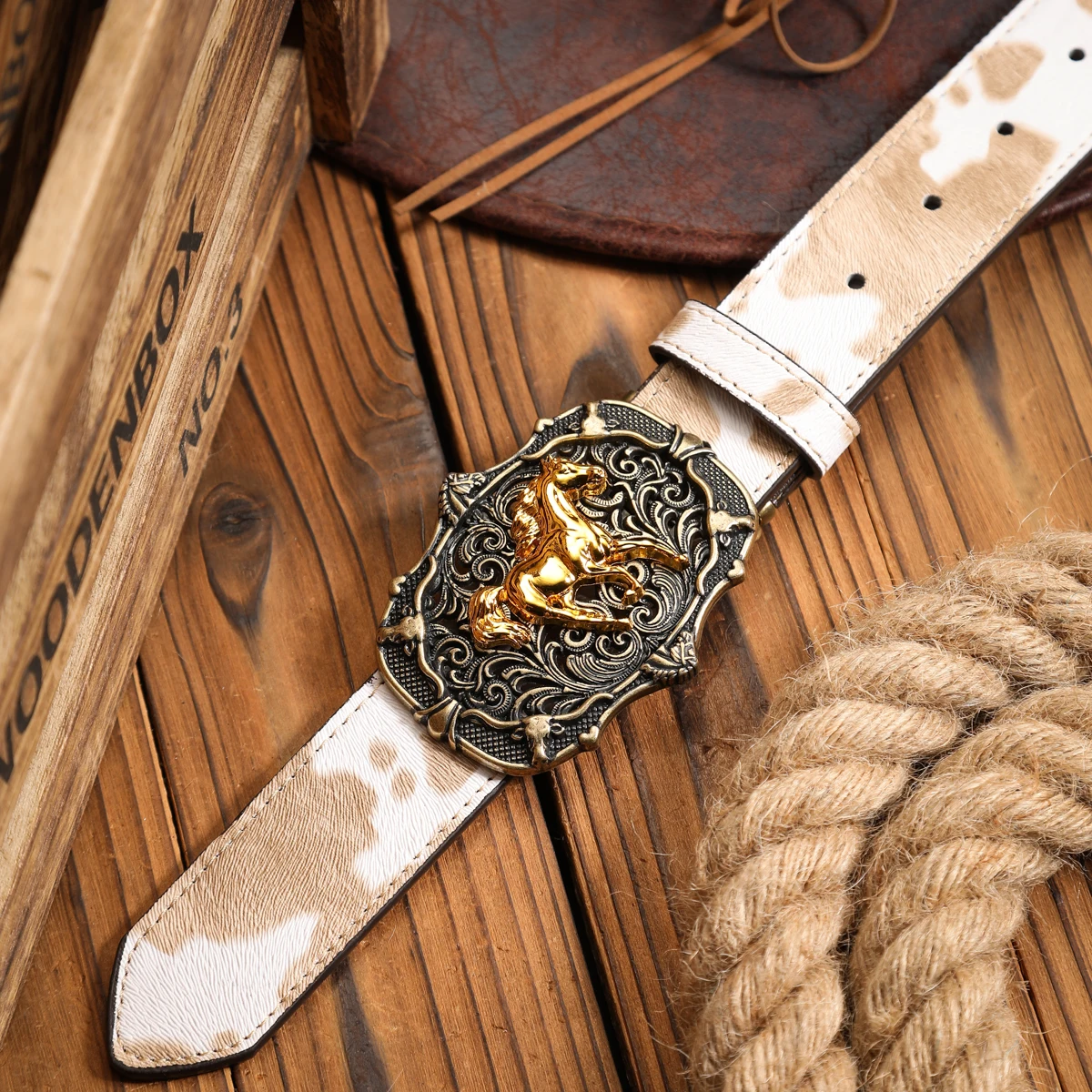 Ein Unisex-Gürtel im Western-Stil, individuell und retro gestaltet, ein brauner (zufälliges Muster) PU-Gürtel (mit perforierten Nieten) – Detail 5