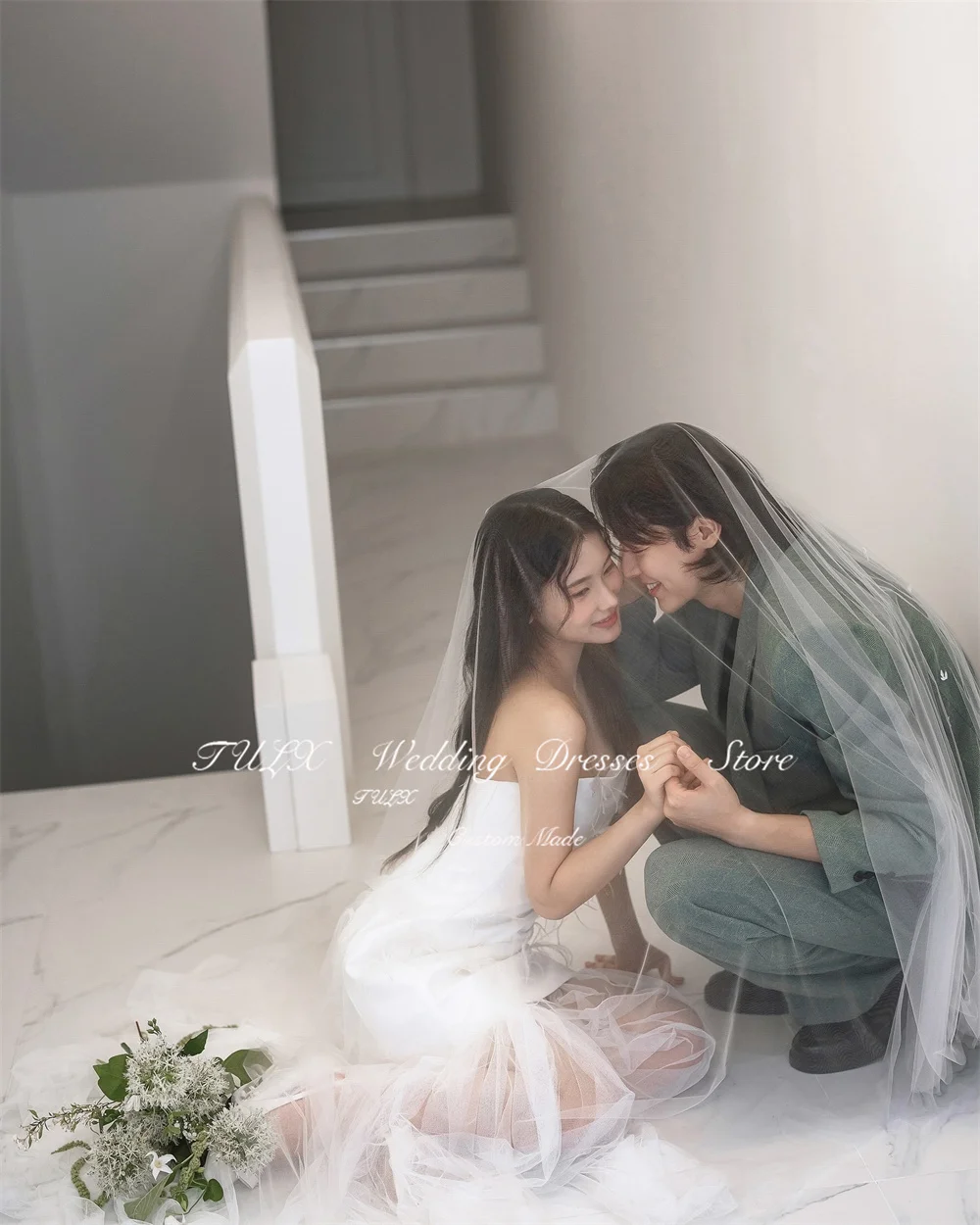 TULX Bez Ramiączek Krótka Sukienka Ślubna w Kolorze Kości Słoniowej Korea Sesja Zdjęciowa Nowoczesne Pióra Mini Suknia Ślubna Suknia Wieczorowa Gorset Szyta na Miarę