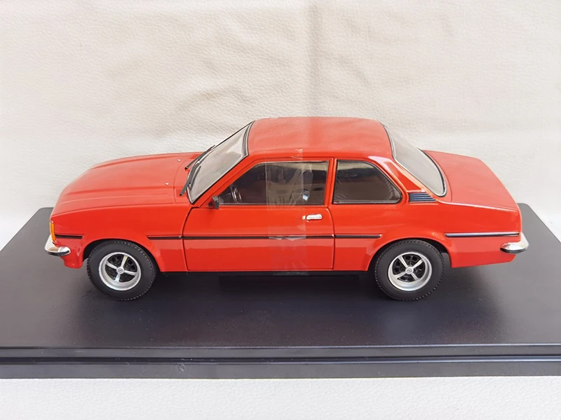 Diecast 1:24 Scale OPEL ASCONA B Car Alloy Simulation Car Model Toy Collectible Ornaments