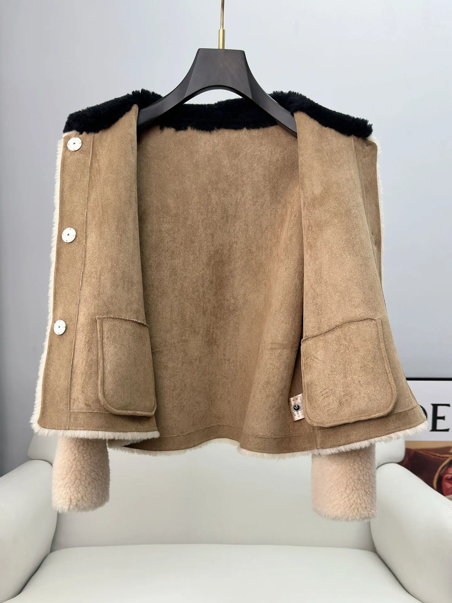 معطف فرو من قطعة واحدة من جلد الخراف والفراء 100 لون متباين للنساء، معطف قصير من جلد الغنم لشتاء 2025 الجديد