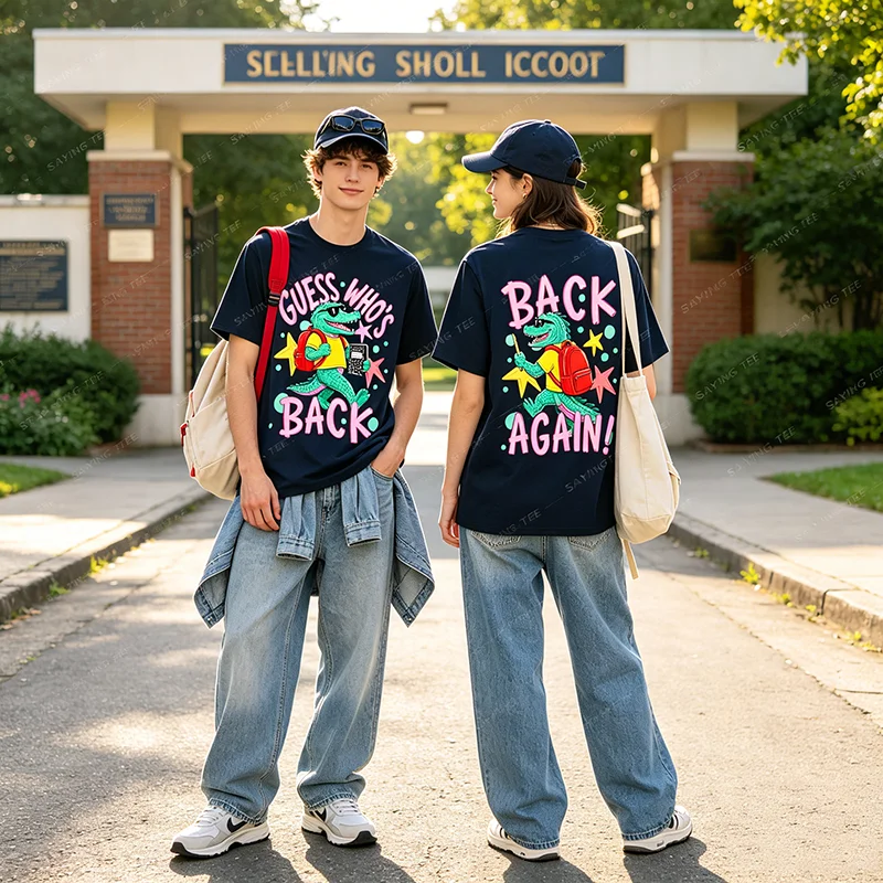 Ratet mal, wer wieder da ist: Gator Lustiges T-Shirt für Schüler und Lehrer zum Schulanfang, Y2K-Stil, beidseitig bedruckt, Grafik-Bekleidung, Neuartiges Spruch-T-Shirt – Detail 4