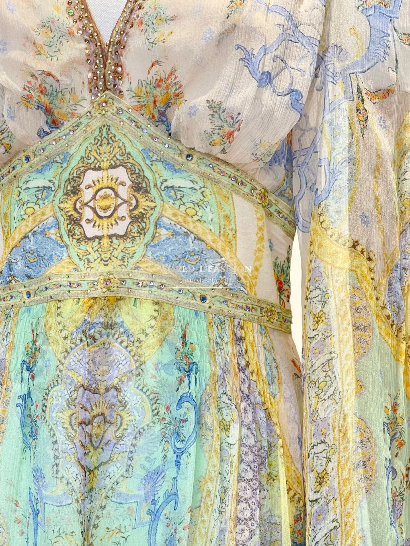 Abito midi con diamanti a maniche lunghe con stampa floreale verde