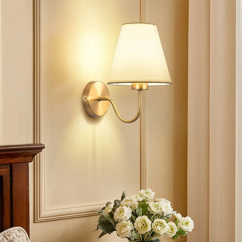 Lámpara de Pared Moderna de Metal Dorado con Pantalla de Tela Suave, Aplique de Pared Simple para Sala de Estar, Pasillo, Dormitorio