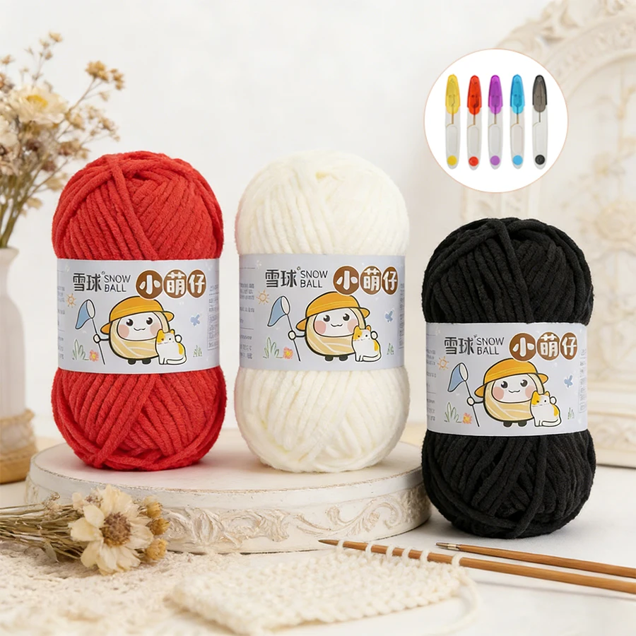 4 Rolls of Polyester Yarn + 1 Pair of Small Scissors in Random Colors for DIY Knitting Bags/Scarves/Sweaters/Dolls