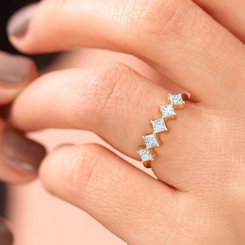 Huitan stilvolle Prinzessin geschnitten quadratische Zirkon Ringe für Frauen moderne Mode Design Gold Farbe Hochzeits feier Statement Schmuck
