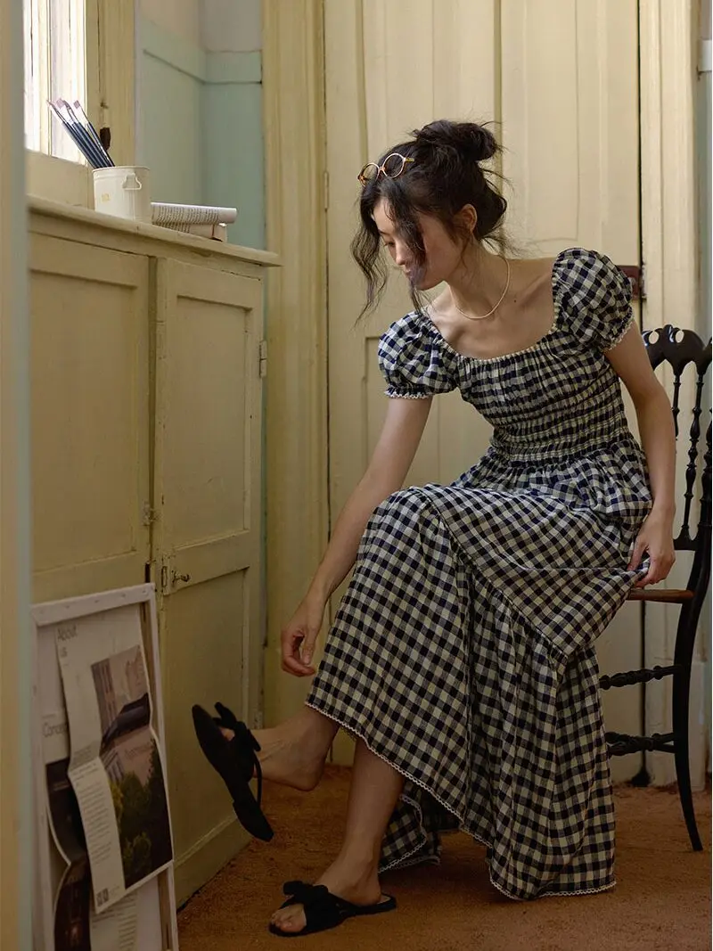 

Легкий комплект из трех предметов: платье с рукавами-фонариками в клетку и юбка-солнце. Модный женский комплект от Nice People.