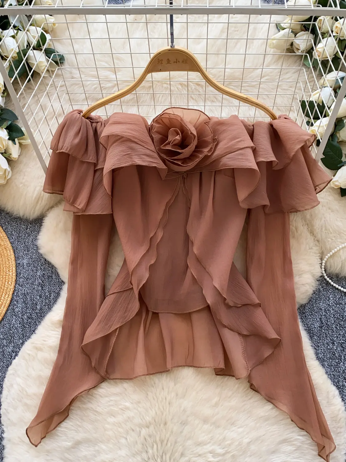 

Новая летняя женская рубашка 2026 года во французском стиле с вырезом-лодочкой, длинным рукавом, 3D-цветами, асимметричными оборками, однотонная, укороченная, топ