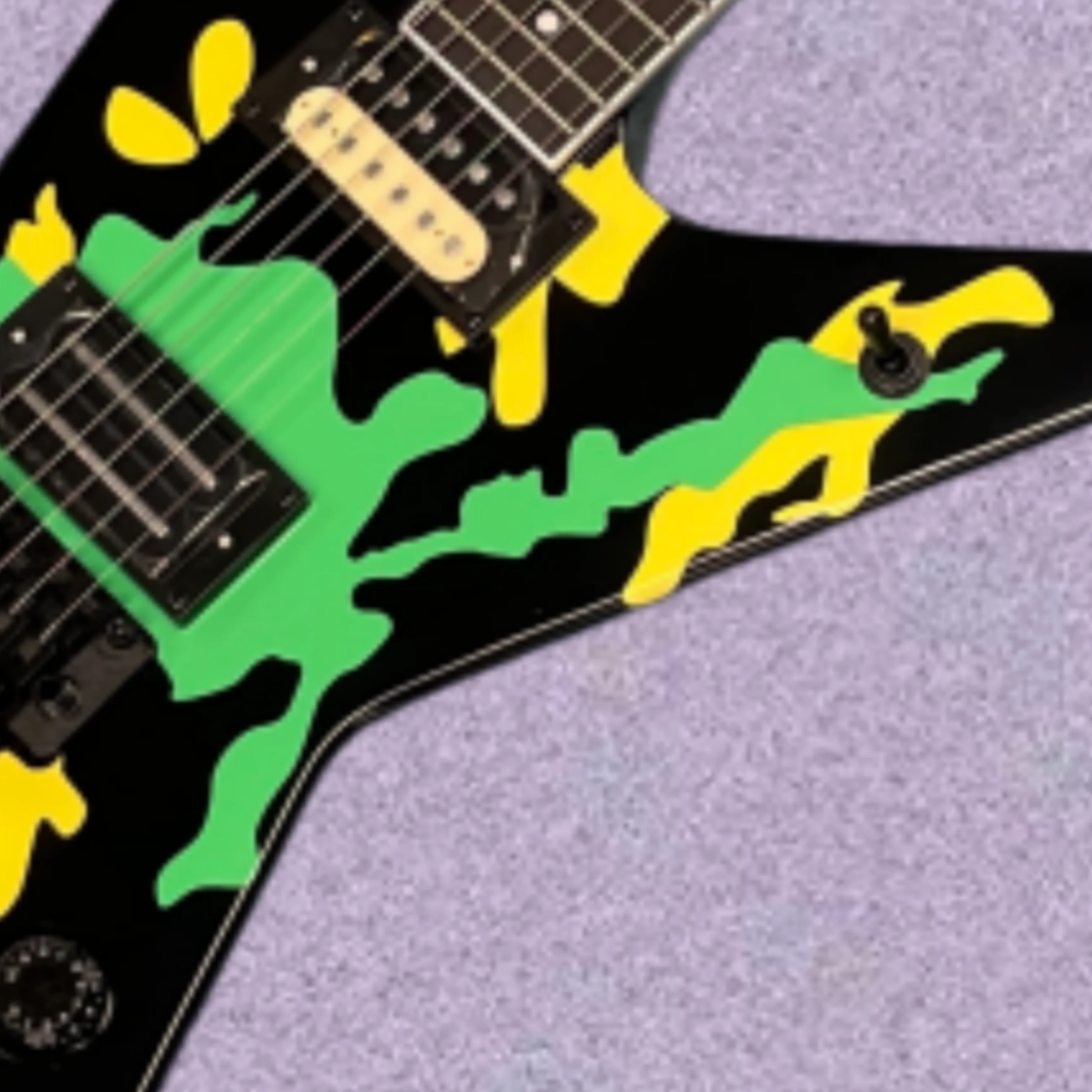 6-string electric guitar  a single yellow and black pickup combination, rosewood fingerboardguitars, stage performance  guitarra